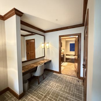 The Ritz-Carlton Club - Breaking are with walk-in closet - Hotels Near Me - Vail, Colorado The Ritz-Carlton Club - Breaking are with walk-in closet - Hotels Near Me - Vail, Colorado