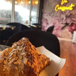L’Boulanger - Almond Croissant