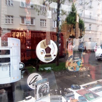 MJ Guitars - Man beachte die Fußballgitarre - Guitar Stores Near Me - Munich, BY