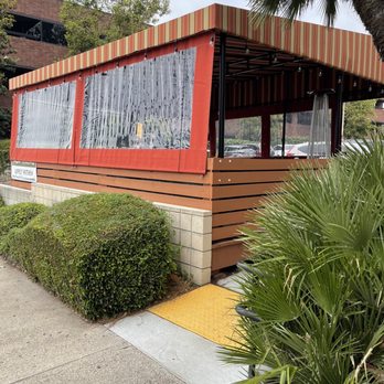 Shakers - Patio outside - Diners Near Me - South Pasadena, California