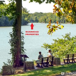 Riverwood Log Cabins - Riverwood is surrounded by Farnsworth Park.