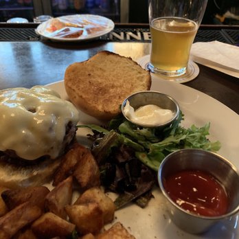 Trinity Place - Wagyu burger, pretty good, relaxed atmosphere - Bars Near Me - New York, New York