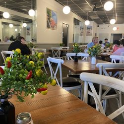 Half full service &half eat-in table in lunch time