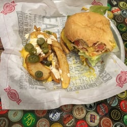 fuddruckers - Después de varios (muchos) ingredientes encima les presunto "My messy burger" jajajaja