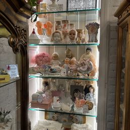 The only pic I took because I found these antique dolls and head super creepy LOL The only pic I took because I found these antique dolls and head super creepy LOL