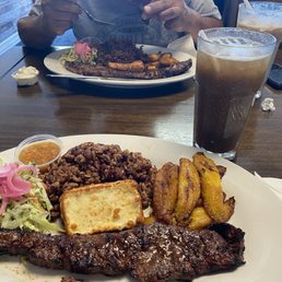 Gallo, pinto, carne asada, maduros, fritos, queso frito y ensaladita. Tamarindo con Chía