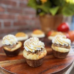 Boston Pizza Cupcakes - Apple Crisp Cupcakes