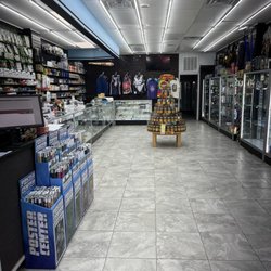 Mount Sinai Smoke Shop - Inside displays
