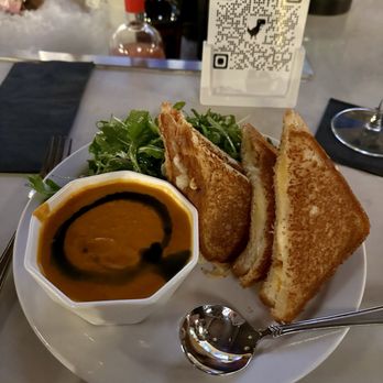 Streetlight Brasserie - Grilled cheese and tomato soup - Cocktail Bars Near Me - Buffalo, New York