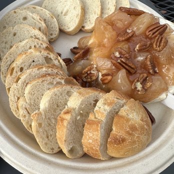 Montelle Winery - Baked Brie - Wineries Near Me - Augusta, Missouri