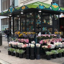 Downtown Crossing Flowers By Robin - I was so happy to see Downtown Crossing Flowers by robin has opened. The flowers are fresh and reasonably priced.