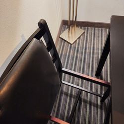 Holiday Inn Express Williamsburg North - Broken Chair