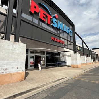 PetSmart Doggie Day Camp - Entrance - Pet Stores Near Me - Phoenix, Arizona