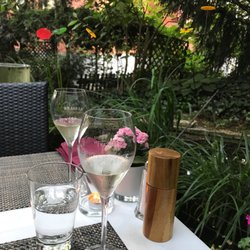 Raffaello - Draußen sitzen und dem Plätschern des Gartenteichs lauschen...