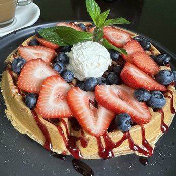 Savanna Restaurant - Frutos rojos waffle - Breakfast & Brunch Near Me - Chicago, Illinois Savanna Restaurant - Frutos rojos waffle - Breakfast & Brunch Near Me - Chicago, Illinois