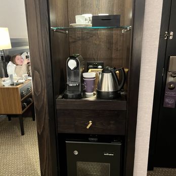St. Ermin's Hotel, Autograph Collection - Espresso/Tea area in room - Hotels Near Me - London, XGL
