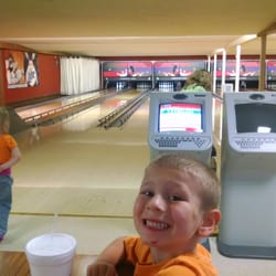 Mascoutah Community Lanes - Kids enoying a game