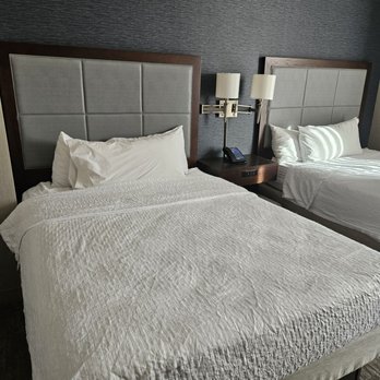 Hampton Inn & Suites Teaneck Glenpointe - Hotels Near Me - Teaneck, New Jersey