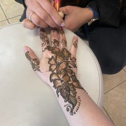 Ankur  Eyebrow Threading & Beauty Salon - Henna by Nisha