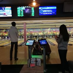Stellar Lanes - Nice place fo family time. Better do a reservation, because sometime it's busy.