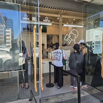 Heytea - Left: ordering line Right: pick up line - Bubble Tea Near Me - Beverly Hills, California Heytea - Left: ordering line Right: pick up line - Bubble Tea Near Me - Beverly Hills, California