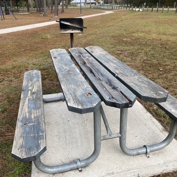 Cunningham Park - Picnic tables with small grill - Parks Near Me