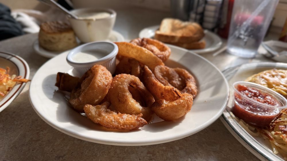 The Runway Cafe Logo