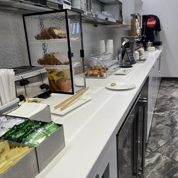 Air Canada Maple Leaf Lounge - Beverage and breakfast setup - Airport Lounges Near Me Air Canada Maple Leaf Lounge - Beverage and breakfast setup - Airport Lounges Near Me