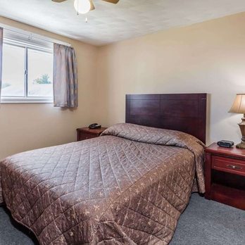 Knights Inn Fredericton - 1 Queen Bed Room - Hotels Near Me - Fredericton, New Brunswick Knights Inn Fredericton - 1 Queen Bed Room - Hotels Near Me - Fredericton, New Brunswick