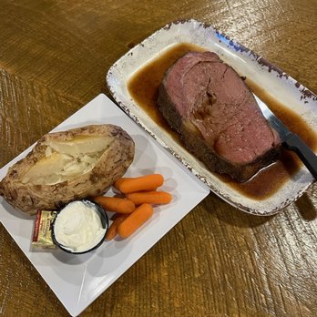 Powell's on Round Lake - a plate of meat, potatoes and carrots - New American Near Me - Hayward, Wisconsin Powell's on Round Lake - a plate of meat, potatoes and carrots - New American Near Me - Hayward, Wisconsin