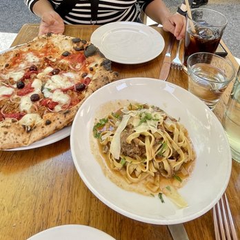 Doppio Zero Mountain View - Salsiccia Pizza & Fettucine Short Ribs - Pizza Near Me - Mountain View, California
