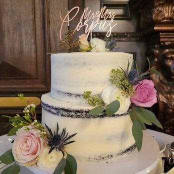 Kelly Duprat Wedding Planner - Kelly will also put flowers on the cake! It's flawless - Wedding Planning Near Me