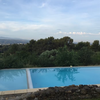Le Pavillon de Beauregard - The pool and hot tub with Aix de Provence in background. - Guest Houses Near Me - Aix-en-Provence, 13 Le Pavillon de Beauregard - The pool and hot tub with Aix de Provence in background. - Guest Houses Near Me - Aix-en-Provence, 13