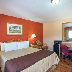 Knights Inn Knoxville Harpers Ferry - 1 King Bed Room