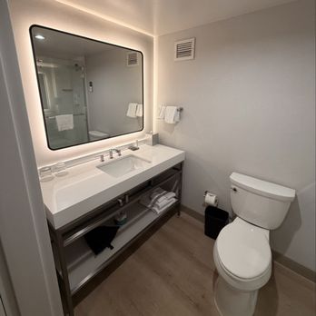 San Ramon Marriott - Guest Room Bath - Hotels Near Me - San Ramon, California San Ramon Marriott - Guest Room Bath - Hotels Near Me - San Ramon, California
