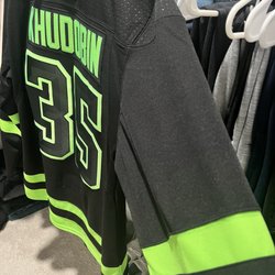 Dallas Stars Store The Hangar - Missing numbers on the sleeve.