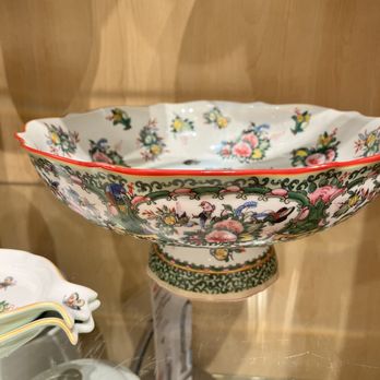 Williams-Sonoma - a glass display case with a bowl and bowls on it - Kitchen & Bath Near Me - Harrisburg, Pennsylvania Williams-Sonoma - a glass display case with a bowl and bowls on it - Kitchen & Bath Near Me - Harrisburg, Pennsylvania