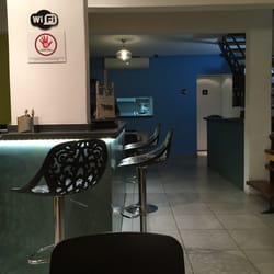 La Lupitta - Balcão do bar e cozinha ao fundo