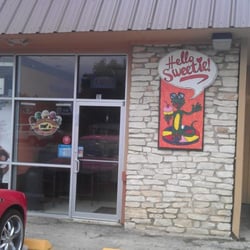 Hello Sweetie BBQ & More - Main entrance next to outdoor patio seating.