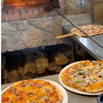 Villa Antonio Winery - Woodfired oven pizzas at Villa Antonio - Wineries Near Me - Hillsboro, Missouri
