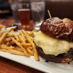 Great Basin Brewing Co. - Reno - Mac n cheese burger