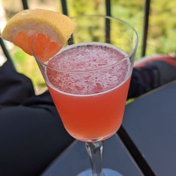 SOCIAL - a glass of cocktail with a slice of lemon - Lounges Near Me - Banff, Alberta SOCIAL - a glass of cocktail with a slice of lemon - Lounges Near Me - Banff, Alberta