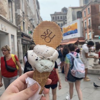 Suso - Mint and Stracciatella Gelato - Desserts Near Me - Venezia, VE Suso - Mint and Stracciatella Gelato - Desserts Near Me - Venezia, VE