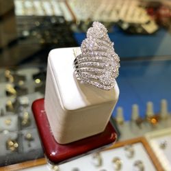 Stunning White 18k Gold Diamond Ring