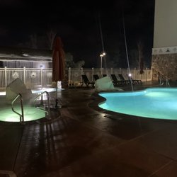 Redding Rancheria - Pool hotel outside