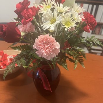 Bud Stop Florist - What was delivered - the flowers look so sad and half of what should have made up that bouquet - Florists Near Me - Miami, Florida Bud Stop Florist - What was delivered - the flowers look so sad and half of what should have made up that bouquet - Florists Near Me - Miami, Florida