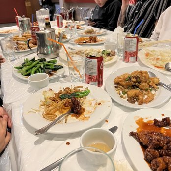 Amigo - a group of people sitting at a table with plates of food - Chinese Near Me - Montreal, Quebec