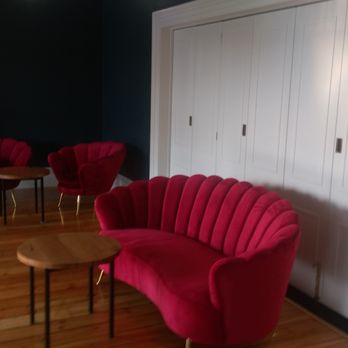 Essendon Hotel - Lounge - Pubs Near Me - Essendon, VIC
