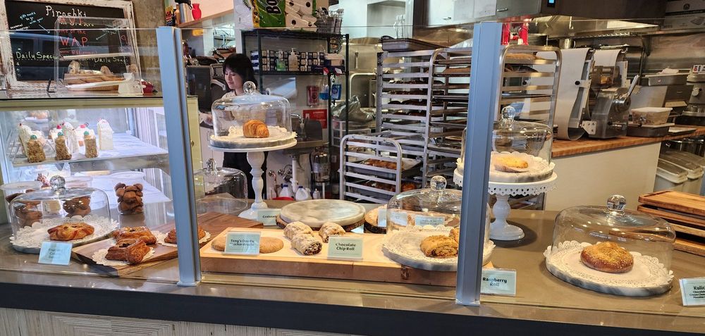 Pinoyshki Bakery & Cafe