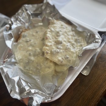 Hoochee’s River Basket - Biscuits and gravy - Breakfast & Brunch Near Me - Helen, Georgia